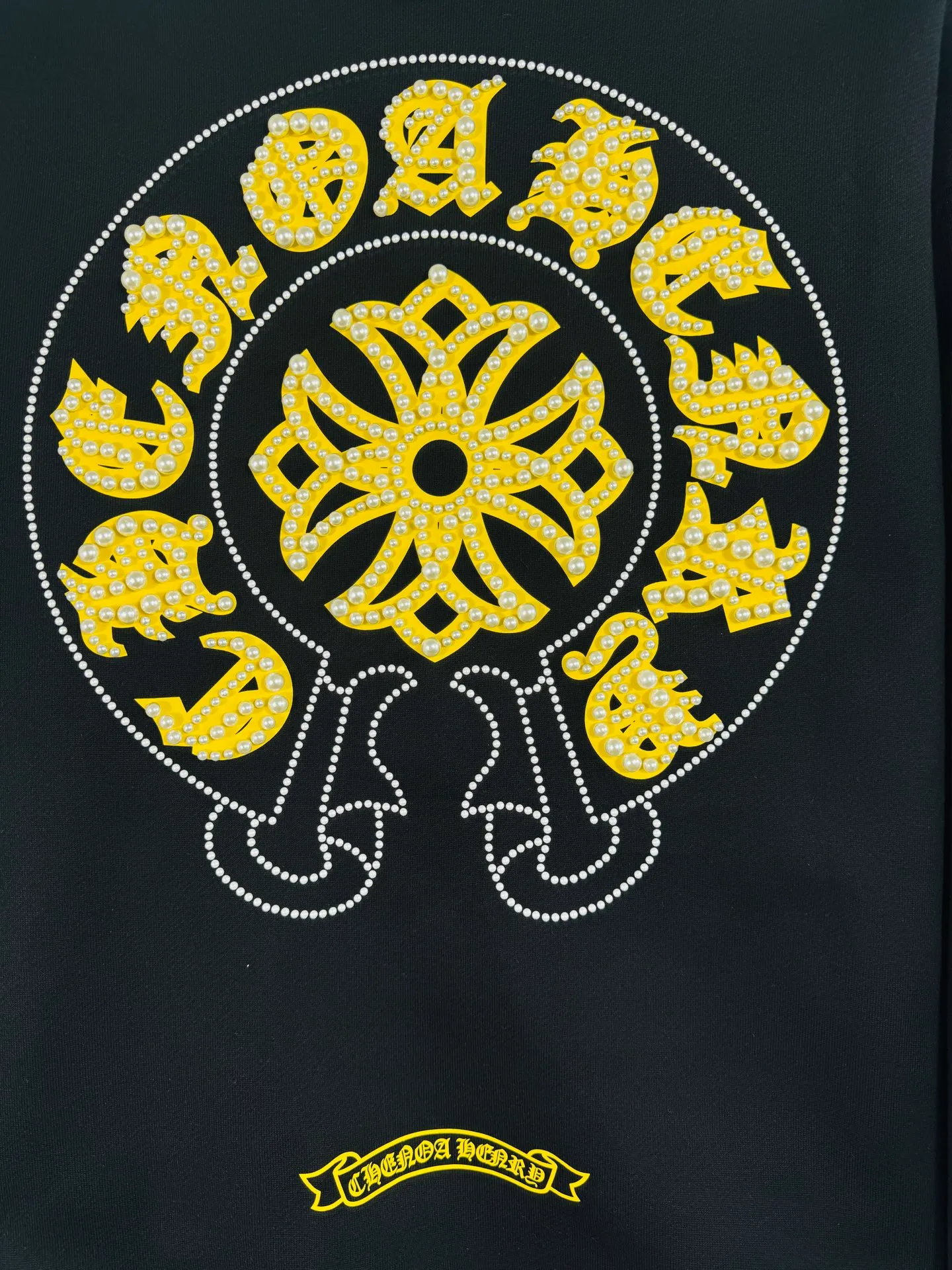 P260 top version, real shot without P, ​​different from market currency) 𝗖𝗵𝗿𝗼𝗺𝗲 𝗛𝗲𝗮𝗿𝘁𝘀/Cro Heart 2025 Reflective Embroidered Beads Compass Embroidered Autumn and Winter New Original Counter American Laser Burnt 3D Pearl Embroidered Couple Casual Sweater 👑The highest version! Customized fabric 420g tripe terry fabric! American acid-washed and distressed original fabric laser burnt ✟appliqué embroidery and exquisite embroidery of letters! The best-selling model in the counter, very comfortable to wear. Accessories: original molded and authenticated collar label➕100% silk wash label. Genuine purchase-grade original hangtag➕matching hanging rope➕3D hanging beads➕original packaging bag. Craftsmanship: The original version has consistent wiring! The highest version of the armhole matching technique! Color: Black White Size: S M L XL Style No.: 9319